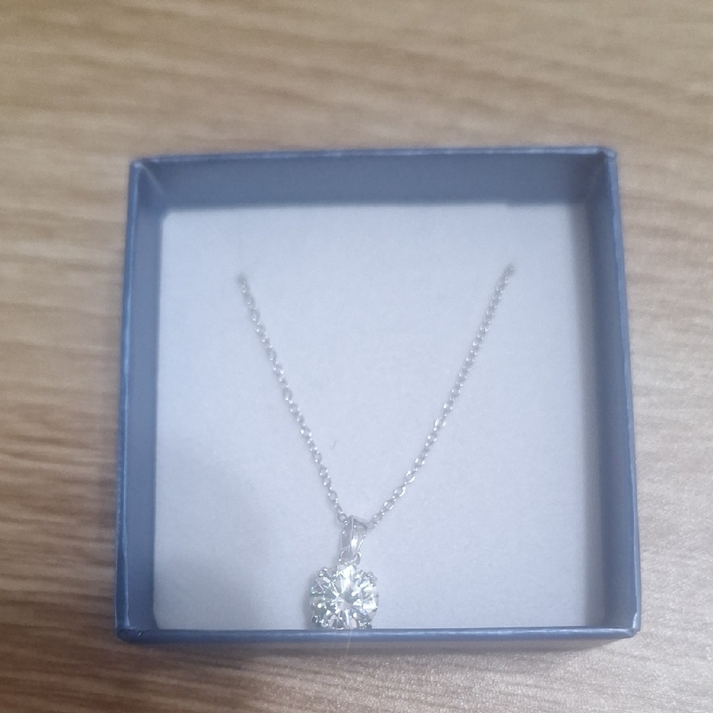 Elegant Silver Necklace with Crystal Pendant